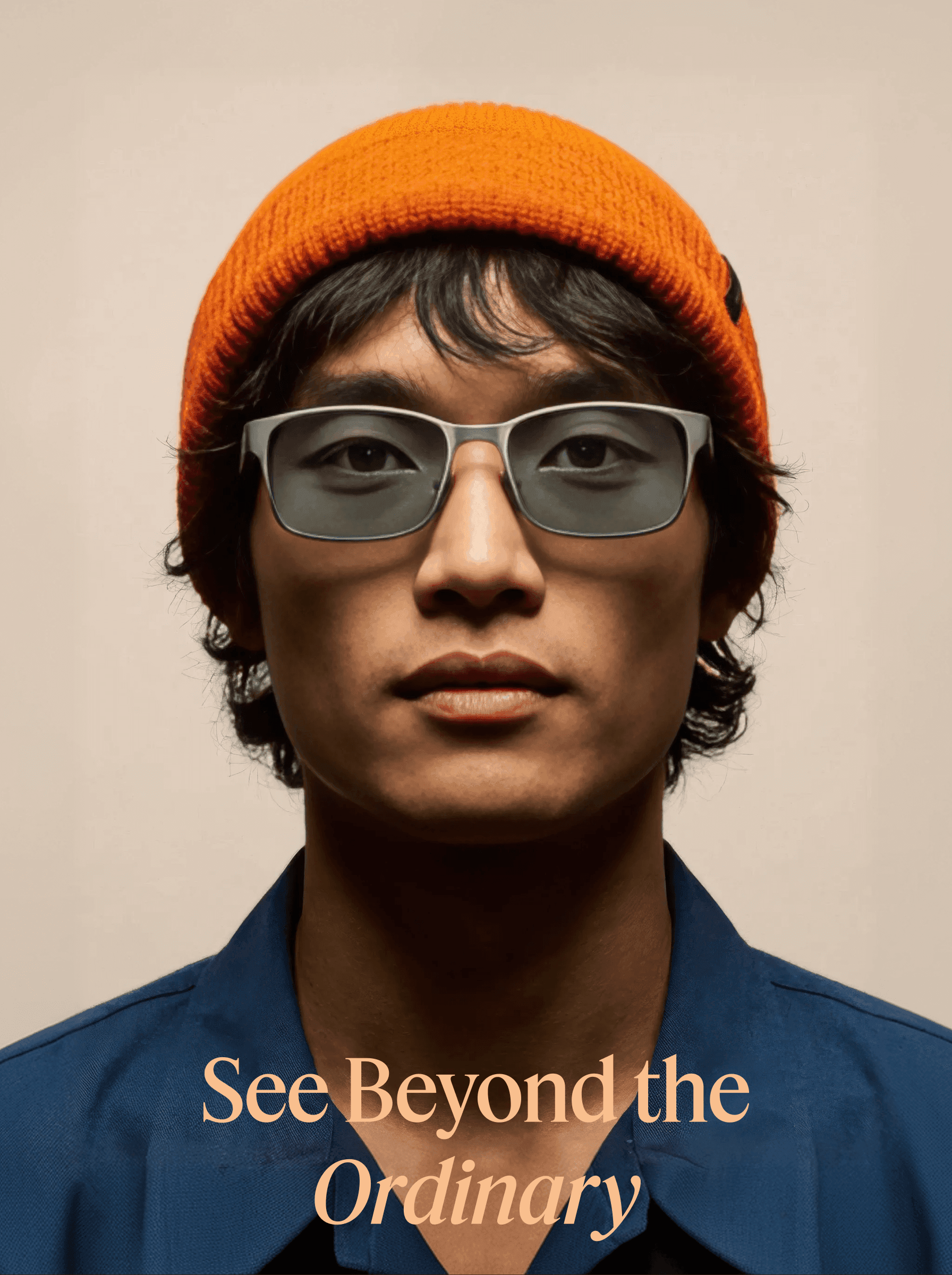 戴橘色毛帽和智慧眼鏡的模特兒,上方是「See Beyond the Ordinary」標語