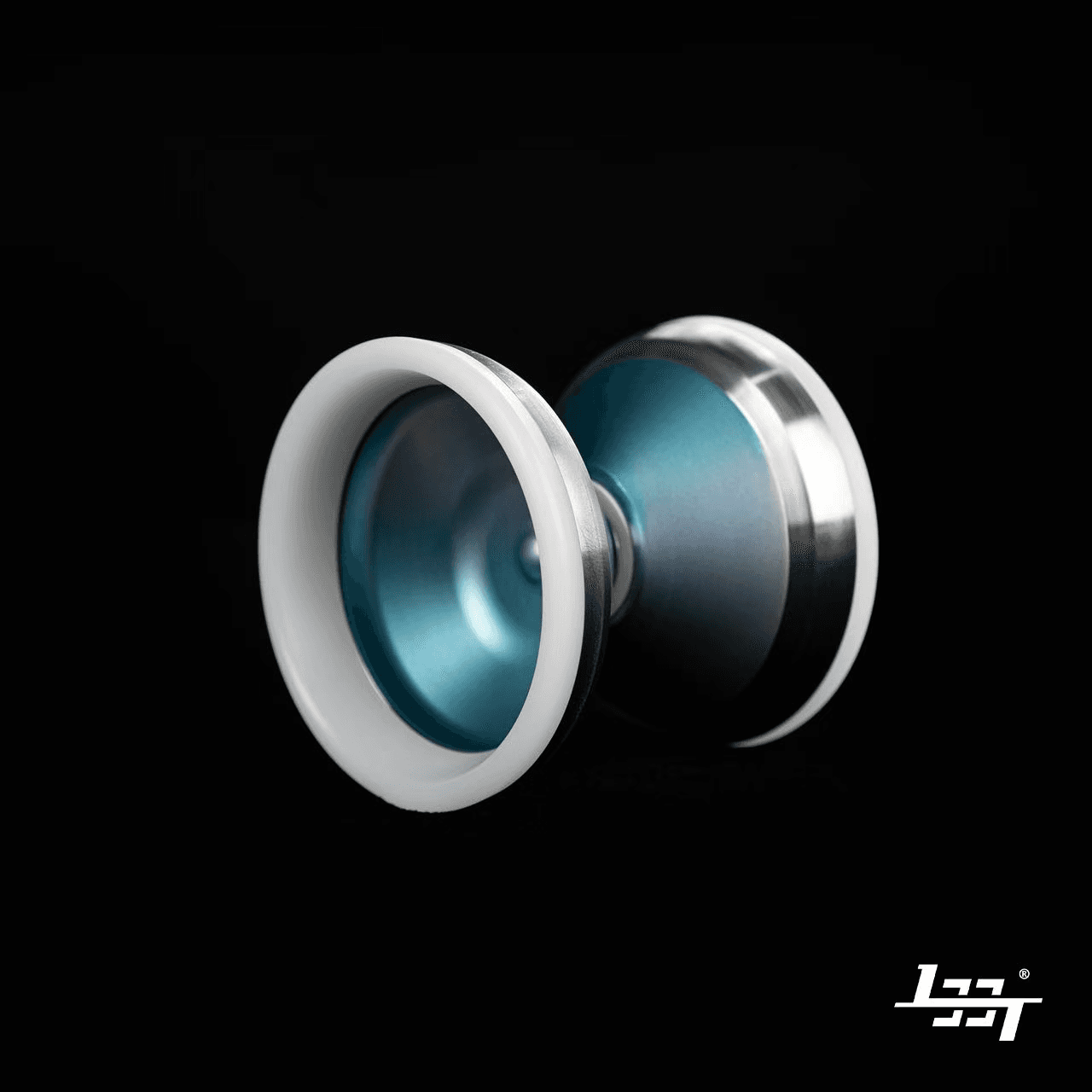 Original input photograph: Blue-and-white yo-yo